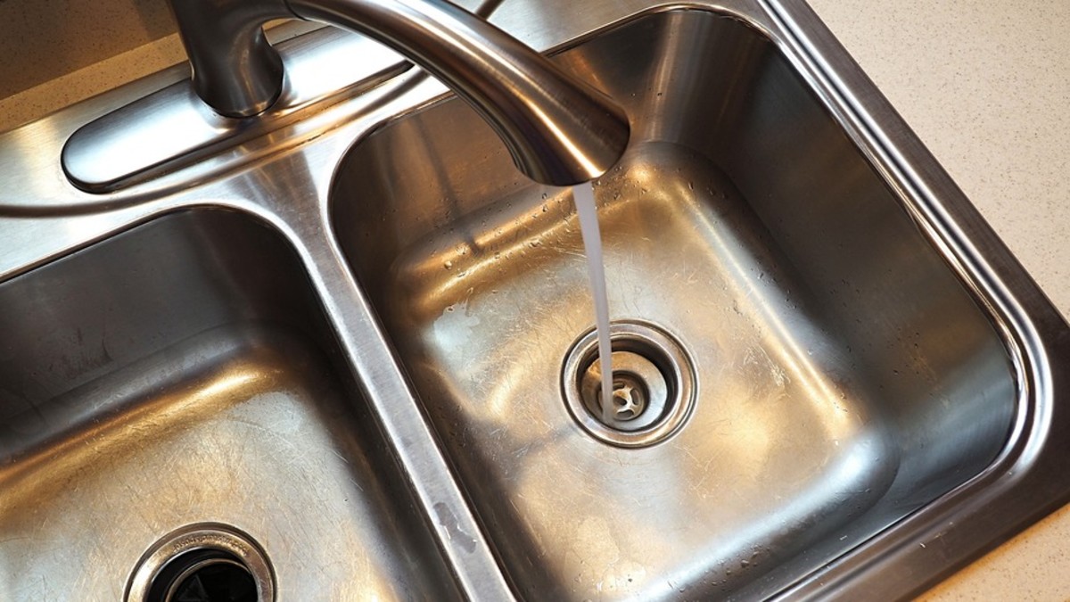 https://royalplumbingco.com/wp-content/uploads/2021/06/how-to-clear-a-clogged-kitchen-sink-drain.jpg
